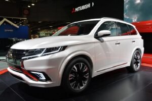Ambrol! Mitsubishi Outlander facelift SUV Panoramic Lebih Murah dari Agya, Lebih Nyaman dari Nissan X-Trail!