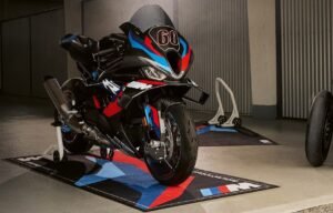 BMW M1000RR akhirnya secara resmi diluncurkan di Indonesia, menciptakan momen istimewa sebagai satu-satunya sepeda motor BMW M Series yang hadir di tanah air.