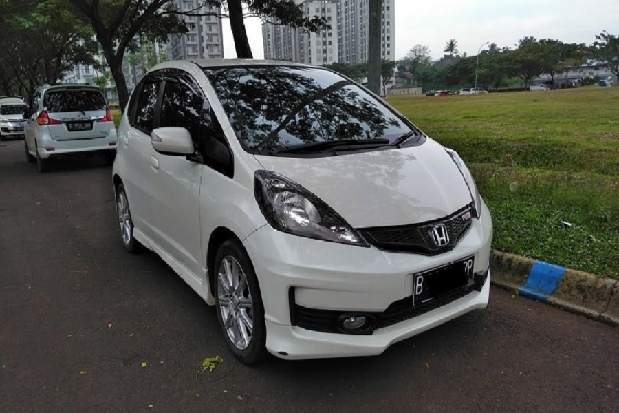 Honda Jazz GE8 Mesin Bertenaga, Desain Mewah, dan Harga Terjangkau!
