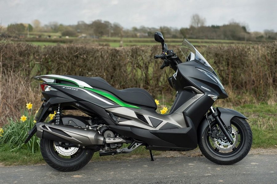 Ini Dia! Kawasaki J300 Skutik Gambot Terbaru yang Siap Mengguncang Pasar Otomotif Indonesia!