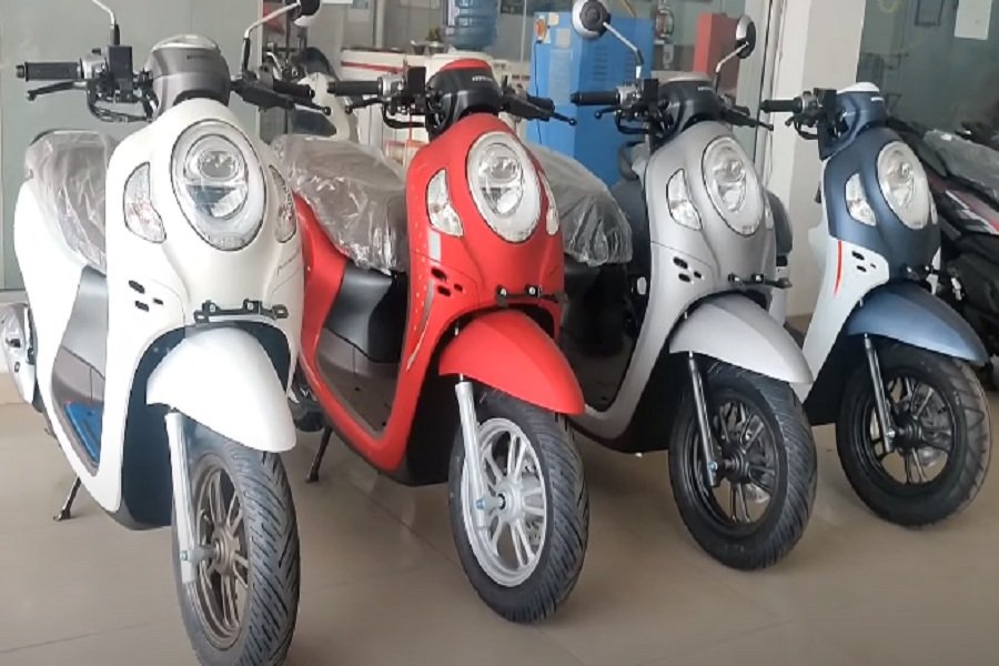 Ini Dia Rahasia Kecantikan! All New Honda Scoopy 2024 Memikat Hati dengan Desain Retro yang Semakin Modern!
