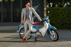 Menembus Waktu dengan Elegansi Honda Super Cub C125 2024 dalam Balutan Blue White Prestige Classy Blue