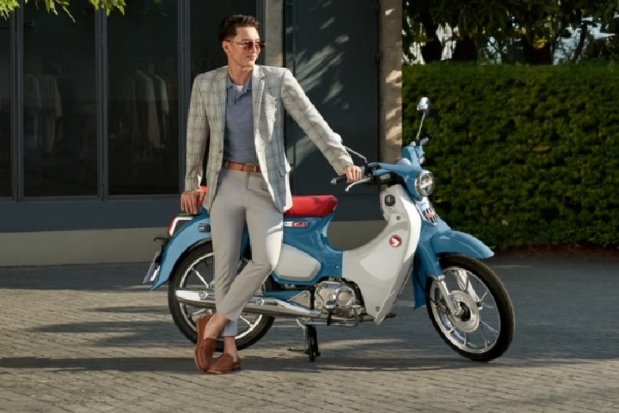 Menembus Waktu dengan Elegansi Honda Super Cub C125 2024 dalam Balutan Blue White Prestige Classy Blue