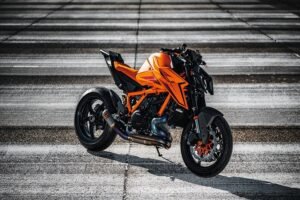 Siap-Siap Terpesona! KTM Menggebrak dengan Monster Terkuatnya Super Duke R 1390 EVO!