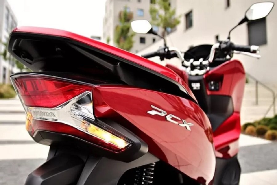 Skuter Matic Mewah! Honda PCX 175 cc 2024 Mencuri Hati dengan Desain Memikat dan Performa Superior!