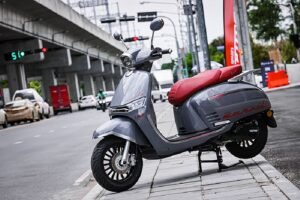 Skutik Retro Versilia 150 Gabungan Mempesona antara Vespa dan Lambretta