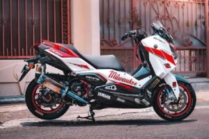 Terungkap! Harga Terjangkau Yamaha XMAX 250 TECH MAX 2024 Bikin Honda PCX 160 Gigit Jari!