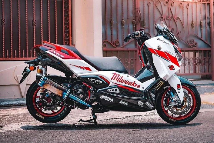 Terungkap! Harga Terjangkau Yamaha XMAX 250 TECH MAX 2024 Bikin Honda PCX 160 Gigit Jari!