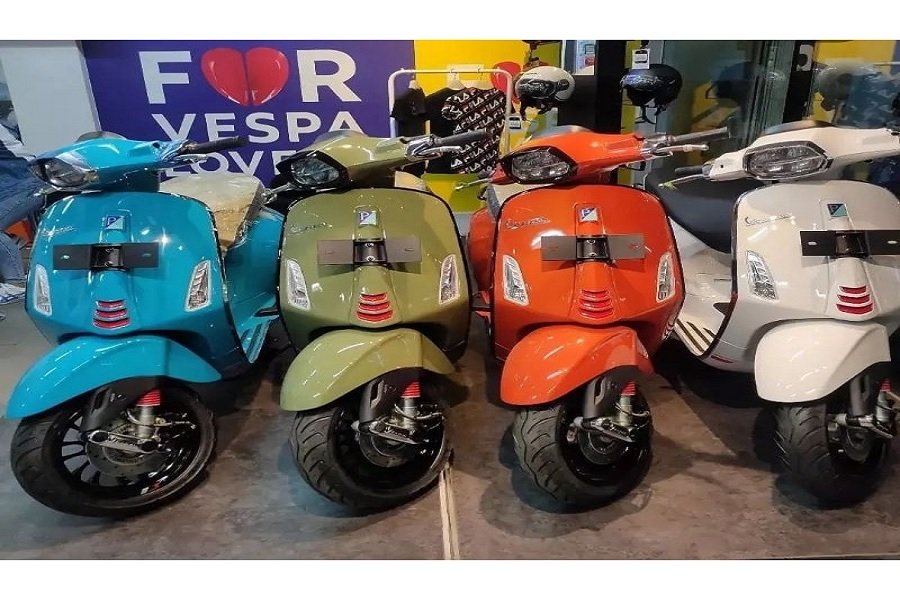 Tampil Stylish di Jalan Raya dengan Vespa Matic Terbaru 2024