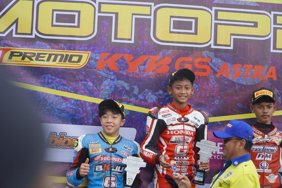 Trek Licin Jadi Tantangan! Ziven Rosul Abisalim Cegat Pergerakan Davino Britani di Kelas MP3 Rookie Kejurnas Motoprix Regional B Seri 2