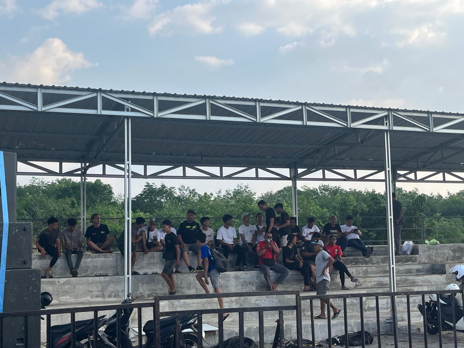 Tribun penonton di sirkuit Mijen, Semarang.