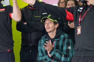 rossi siap hadir di motogp2-25