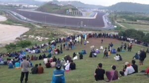 antusiasme warga menonton motogp dari bukit seger lombok tengah
