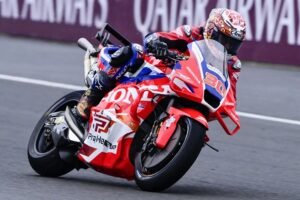 Takaaki Nakagami Bersama Motor Honda RC213V Saat Berlaga di MotoGP