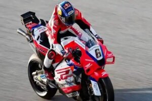 Stefan Bradl bersama Motor Honda RC213V saat Menjalani Uji Coba sebagai Test Rider