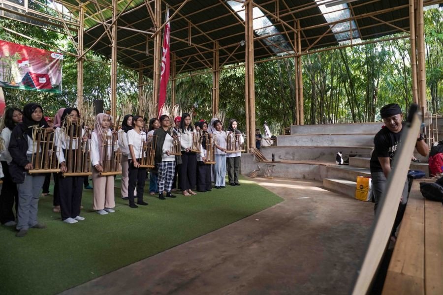Pelajar Sekolah Satu Hati Antusias Belajar Angklung di Saung Angklung Udjo