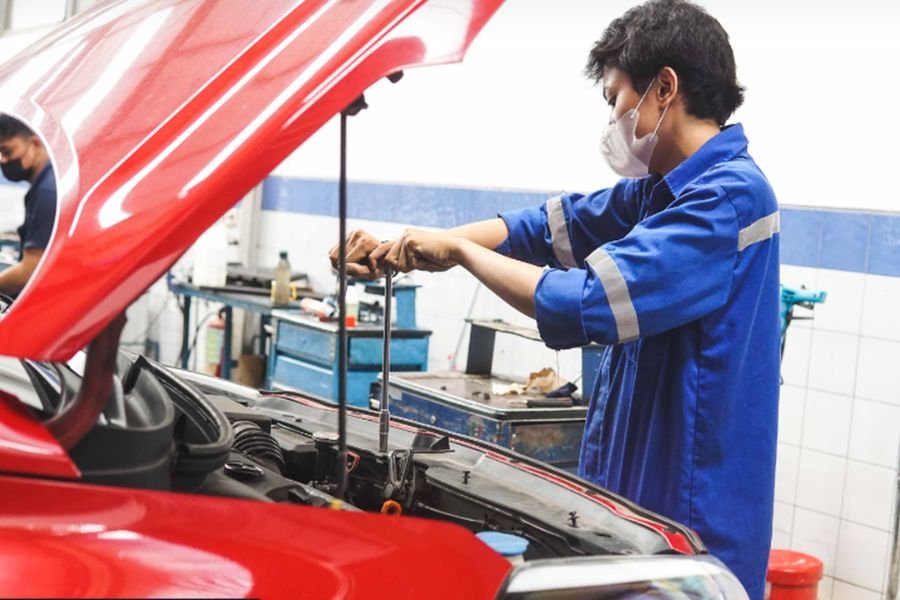 Mekanik Melakukan Tune Up Mobil di Bengkel
