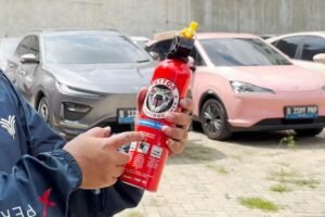 Ini Cara Aman Pakai APAR di Mobil Listrik, Jangan Sampai Salah Langkah!
