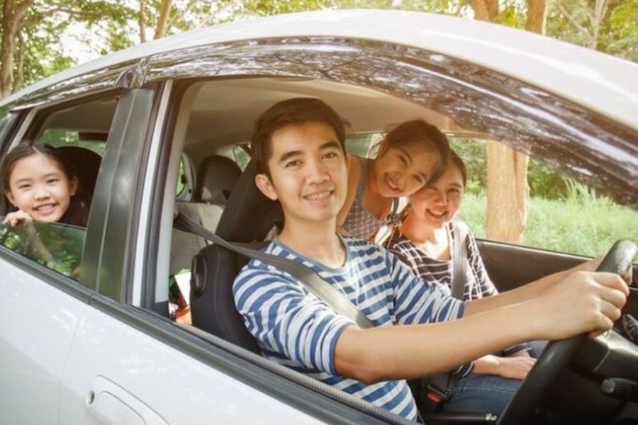 Kebiasaan membuka kaca mobil saat AC hidup dapat memperberat kerja sistem pendingin dan membuat komponen cepat rusak.