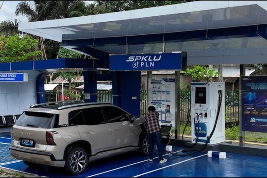 Jalan Jauh Pakai Mobil Listrik? Ini 7 Tips Penting Biar Gak Kehabisan Baterai di Tengah Jalan