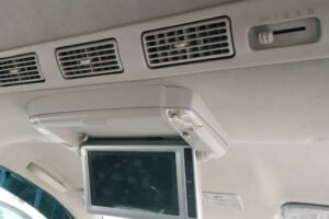 Berikut adalah artikel SEO-friendly dan bergaya jurnalistik berdasarkan informasi yang Anda berikan:  ---  # **Bau Asap Rokok di AC Mobil, Bisakah Hilang Total? Ini Kata Ahlinya**  **Meta Description:** Asap rokok yang masuk ke AC mobil bisa menimbulkan bau membandel. Apakah bisa hilang total? Simak penjelasan dari bengkel spesialis AC mobil berikut ini.  **Tags:** bau asap rokok di mobil, bau tak sedap AC mobil, servis AC mobil, cara hilangkan bau rokok, kabin mobil bau rokok, perawatan interior mobil, salon mobil Solo Baru, AC mobil bau  ---  ## **Masalah Umum: Bau Asap Rokok yang Menempel di Kabin dan AC**  Merokok di dalam mobil bukan hanya mengganggu kenyamanan penumpang, tetapi juga dapat meninggalkan **bau asap yang membandel**, terutama pada sistem **AC dan interior kabin**. Meskipun sebagian pengendara menganggapnya hal biasa, **asap rokok yang terserap ke dalam saluran udara mobil** bisa menjadi penyebab utama aroma tak sedap yang sulit hilang.  ---  ## **Penjelasan Pakar: Servis AC Saja Tidak Cukup**  Menurut **Tri Haryanto**, pemilik bengkel **SMY AC Mobil** yang berlokasi di Solo Baru, **bau asap rokok tidak akan langsung hilang** meskipun AC sudah diservis.  > “Kalau mobil yang menggunakan AC itu sebenarnya di dalam itu ya tidak boleh merokok karena asapnya menempel di kabin dan membersihkannya agak lama,” ujar Tri kepada Kompas.com.  Meski sistem AC adalah komponen tersendiri, **bau asap tetap bisa bertahan lama karena melekat pada bahan interior** seperti plafon, jok, dan karpet. Bahkan setelah servis filter kabin atau evaporator dilakukan, sisa aroma tetap bisa tercium.  ---  ## **Solusi: Bawa ke Salon Mobil untuk Penanganan Menyeluruh**  Tri menyarankan solusi yang lebih efektif untuk menghilangkan bau asap secara menyeluruh, yaitu dengan melakukan **treatment interior di salon mobil profesional**.  > “Itu nanti kalau bau-bau gitu ke tempat salon, itu nanti bisa hilang,” jelasnya.  Proses detailing interior di salon mobil biasanya mencakup:  * Pembersihan mendalam pada **karpet, jok, plafon, dan doortrim** * **Fogging atau ozonisasi** untuk menetralisir aroma tak sedap * Penggantian atau pembersihan filter kabin * Penyemprotan **deodoran khusus otomotif**  ---  ## **Tips Mencegah: Hindari Merokok di Dalam Kabin**  Agar bau asap tidak menetap di dalam mobil, sebaiknya hindari merokok saat AC menyala, atau bahkan sama sekali tidak merokok di dalam kabin. Hal ini membantu menjaga:  * **Kebersihan udara dalam mobil** * **Kualitas sirkulasi AC** * **Kesehatan penumpang**, terutama anak-anak dan lansia  > “Selama ruangannya itu terjaga kebersihannya, AC-nya ya aman tidak akan bau,” tutup Tri.  ---  ## **Kesimpulan: Bisa Hilang, Asal Penanganan Menyeluruh**  Bau asap rokok memang sulit dihilangkan sepenuhnya hanya dengan servis AC biasa. Namun dengan **treatment interior menyeluruh di salon mobil**, aroma tersebut bisa **dinetralisir secara total**. Pencegahan tetap menjadi langkah terbaik: **hindari merokok di dalam mobil**, demi kenyamanan dan kesehatan seluruh penumpang.  ---  **Penulis: Rifai – Tim Redaksi Otomotif MediaGadget.id**  Butuh konten edukatif dalam format infografis atau video Instagram Reels? Saya siap bantu!