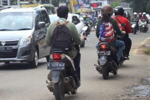 Berikut adalah versi artikel **SEO-friendly**, lengkap dengan **judul**, **subjudul**, **meta description**, **struktur yang rapi**, dan **tag** di akhir:  ---  # Keselamatan Berkendara: Hindari Membawa Tas Ransel Besar Saat Naik Motor  ### Tas ransel besar bisa ganggu keseimbangan dan konsentrasi pengendara. Ini penjelasan dari ahli dan solusi aman bawa barang saat naik motor.  **Meta Description:** Membawa tas ransel besar saat naik motor bisa mengganggu keseimbangan dan konsentrasi, meningkatkan risiko kecelakaan. Simak tips aman membawa barang dari ahli road safety AISI.  ---  ## Tas Ransel Besar Bisa Membahayakan Pengendara Motor  Tas ransel besar sering jadi pilihan utama saat membawa banyak barang. Namun, saat digunakan saat berkendara motor, justru bisa menjadi ancaman keselamatan. Hal ini disampaikan oleh Victor Assani, Ketua Bidang Road Safety and Motorsport Asosiasi Industri Sepeda Motor Indonesia (AISI).  > “Pengendara harus benar-benar terbebas dari segala sesuatu yang mengganggu dan berpotensi mengganggu aktivitas berkendara, termasuk tas ransel yang besar,” ujar Victor kepada *Kompas.com*, Kamis (17/7/2025).  ---  ## Bahaya Membawa Tas Ransel Besar Saat Naik Motor  Victor menjelaskan bahwa motor adalah kendaraan beroda dua yang keseimbangannya sangat dipengaruhi oleh postur dan kestabilan pengendara. Membawa tas ransel besar di punggung bisa menimbulkan beberapa risiko, antara lain:  * **Mengganggu keseimbangan:**   Beban di belakang tubuh bisa menggeser titik berat tubuh dan membuat motor tidak stabil, terutama saat belok atau bermanuver.  * **Mengurangi konsentrasi:**   Tas besar bisa membuat pengendara merasa tidak nyaman, sulit menoleh, atau mudah lelah karena beban di punggung.  * **Respons lambat terhadap kondisi jalan:**   Ketika konsentrasi dan keseimbangan terganggu, pengendara bisa kehilangan reaksi cepat dalam situasi darurat—faktor utama penyebab kecelakaan.  ---  ## Solusi Aman Membawa Barang Saat Berkendara Motor  Daripada menggunakan tas ransel besar, Victor menyarankan alternatif yang lebih aman:  * **Gunakan ruang di bawah jok:**   Sebagian besar motor modern menyediakan kompartemen cukup luas untuk menyimpan barang-barang kecil hingga sedang.  * **Manfaatkan dek depan (khusus motor matik):**   Barang ringan bisa diletakkan di bagian bawah setang, dengan catatan tetap aman dan tidak mengganggu pergerakan.  * **Pasang boks atau bracket belakang:**   Untuk yang sering membawa barang dalam jumlah besar, solusi terbaik adalah memasang boks motor atau tas samping dengan pengait yang kuat.  > “Barang yang besar sebaiknya diletakkan di space jok dan harus dikaitkan dengan erat, sehingga tidak malah lebih mengganggu,” kata Victor.  ---  ## Kesimpulan  Keselamatan berkendara bukan hanya soal kelengkapan kendaraan, tapi juga bagaimana kita mengelola barang bawaan. Hindari membawa tas ransel besar di punggung saat naik motor. Gunakan alternatif yang lebih aman dan praktis agar perjalanan tetap nyaman tanpa mengorbankan keselamatan.  ---  ### Tags (comma-delimited):  keselamatan berkendara, tas ransel motor, tips aman naik motor, road safety AISI, bahaya tas besar di motor, tips pengendara motor, keseimbangan motor, cara bawa barang di motor, riding safety, motor harian  ---  Jika Anda ingin artikel ini disesuaikan untuk versi media sosial (Instagram caption, carousel edukatif, atau script video pendek), saya bisa bantu juga!