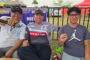 Om Adil (Tengah) bersama Race Comentator Orin Sugawa (kiri) dan putra tercinta (kanan)