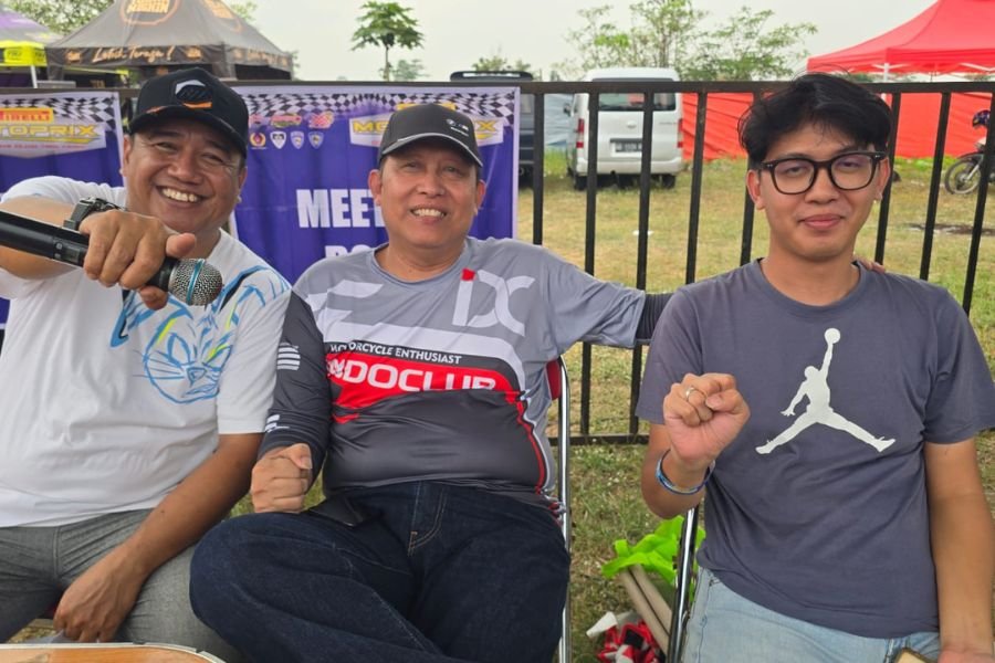 Om Adil (Tengah) bersama Race Comentator Orin Sugawa (kiri) dan putra tercinta (kanan)