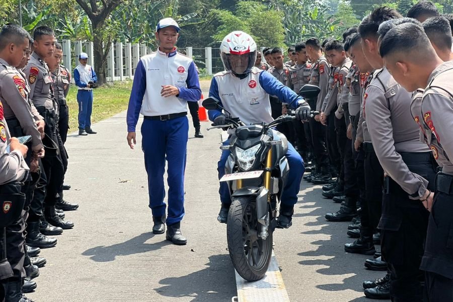 Tingkatkan Skill Berkendara Polisi Muda, Astra Motor & Polda DIY Gelar Pelatihan Safety Riding di Yogyakarta