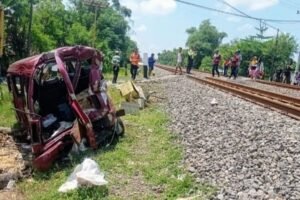 Jangan Ambil Risiko! Begini Tips Aman Melintas Perlintasan Kereta Tanpa Palang Pintu