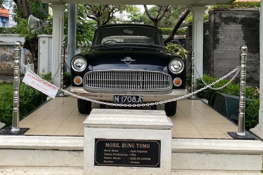 Opel Kapitan Bung Tomo: Mobil Sang Orator yang Membakar Semangat Arek-Arek Suroboyo