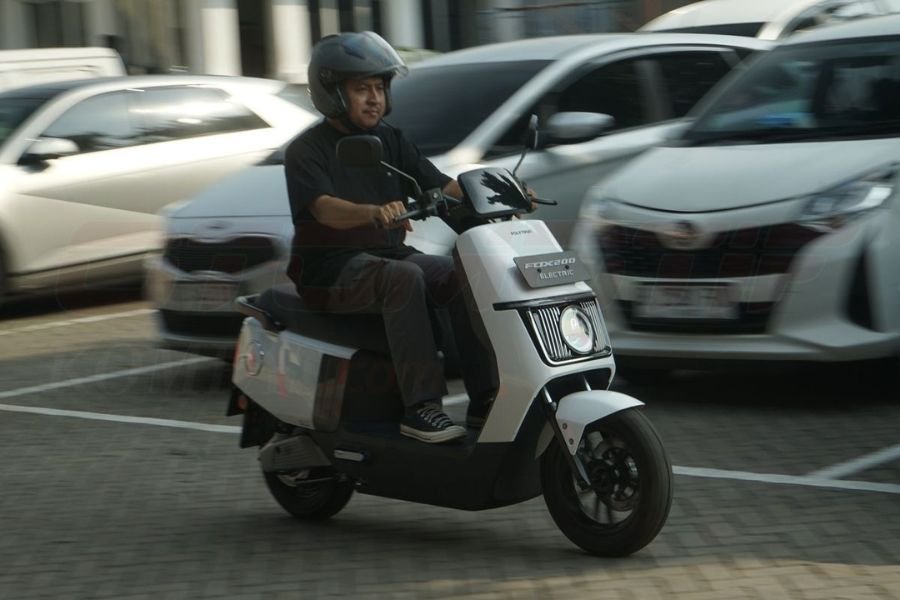Impresi Awal Coba Polytron Fox 200: Motor Listrik Ringkas dan Ringan