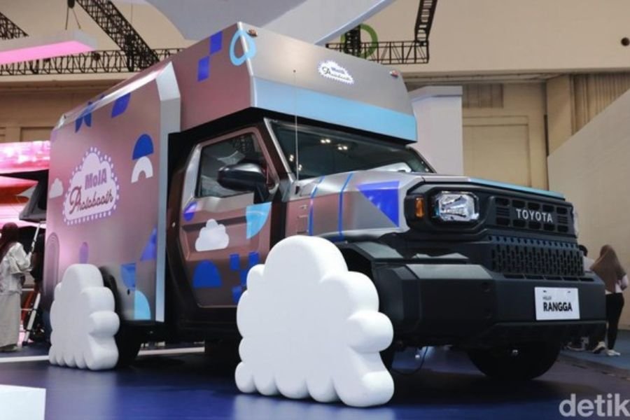 Inspirasi Usaha Kreatif: Toyota Hilux Rangga Disulap Jadi Photobooth Keliling di GIIAS 2025