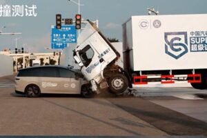 Kontroversi Uji Tabrak Li Auto i8 vs Truk Dongfeng: Simulasi Keselamatan atau Manipulasi Konsumen?