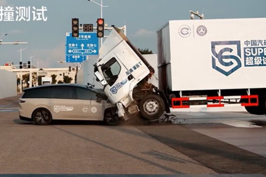 Kontroversi Uji Tabrak Li Auto i8 vs Truk Dongfeng: Simulasi Keselamatan atau Manipulasi Konsumen?