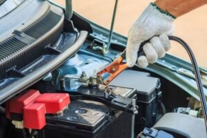Ketahui penyebab aki mobil cepat tekor yang sering tidak disadari pemilik kendaraan. Mulai dari penggunaan aksesori berlebihan hingga kesalahan perawatan. Simak tips agar aki awet dan mobil tetap prima.