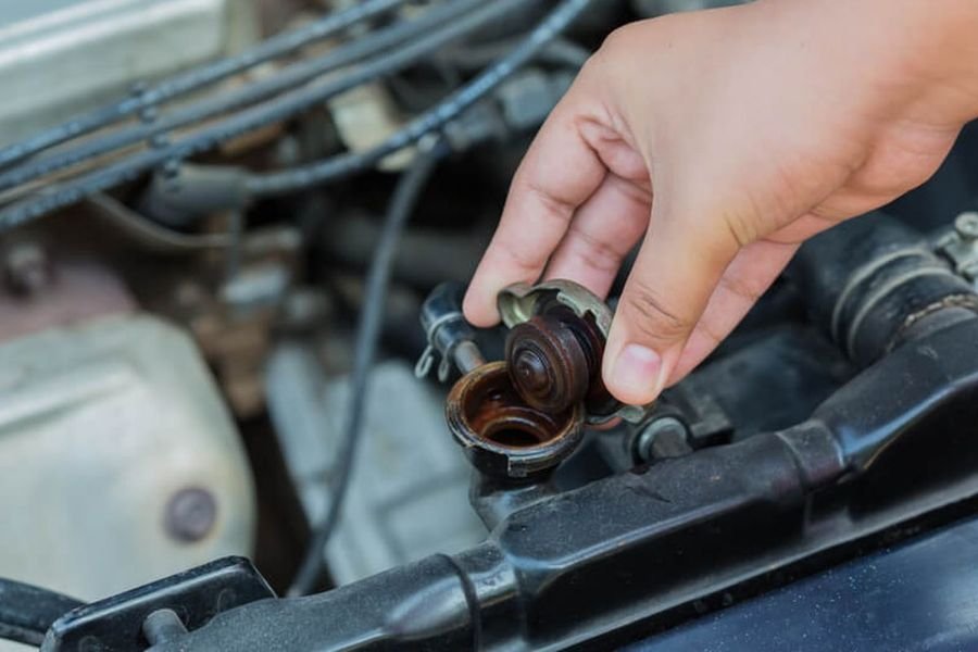Air Radiator Habis di Jalan, Bolehkah Menggunakan Air Biasa? Ini Penjelasan Pakar
