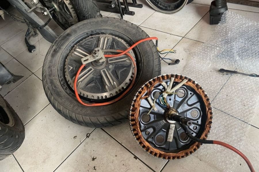 Kesulitan Mengganti Ban Motor Listrik yang Wajib Diketahui Pemilik Kendaraan