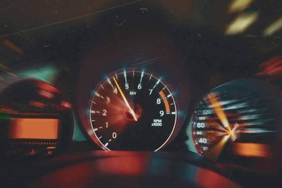 Mobil Menggerung tapi Larinya Lemot? Ini Penyebab & Solusinya!
