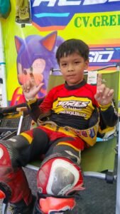 Fakhri Shaquille Sabet Dua Pole Sekaligus! Bakat Emas Balap Mini Moto 2025?