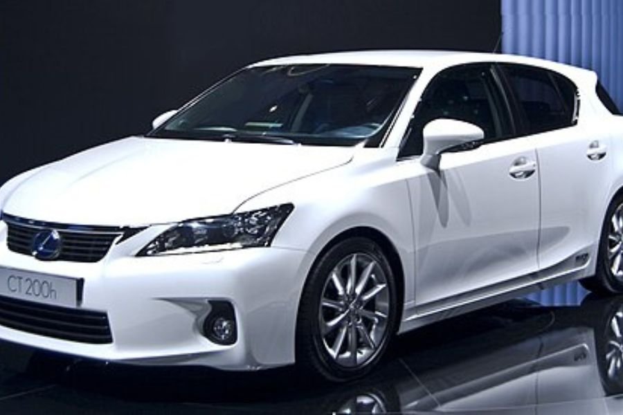 Era 2010-an: Lexus Bangkit Lewat CT 200h dan Strategi Hybrid Global