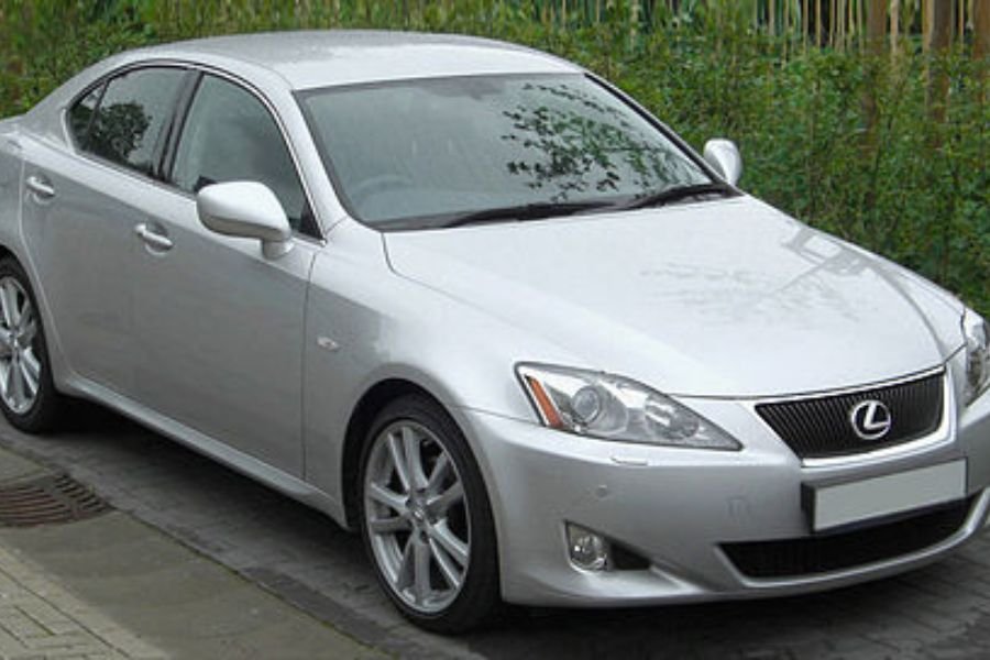 Era 2000-an: Transformasi Lexus dengan Mobil Hybrid RX 400h dan Lahirnya Model F