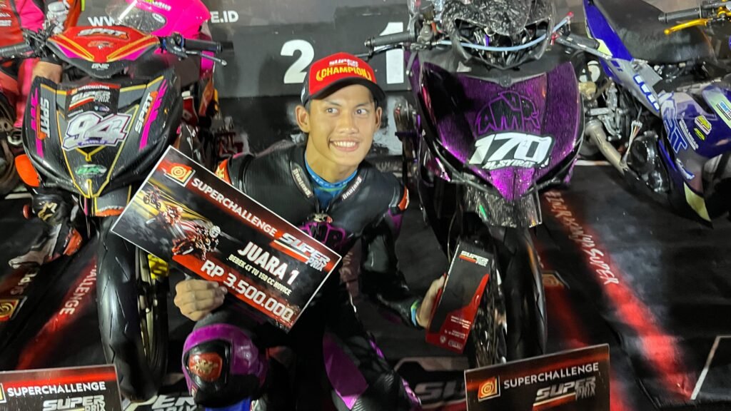 Syirat Sauqi Tampil Gemilang di Trek Basah, Sabet Podium Utama Race 1 Bebek 4T TU 150cc Novice Superprix 2025 Seri 4