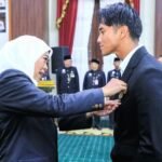 Membanggakan! Pemprov Jatim Berikan Mario Suryo Aji Penghargaan Jer Basuki Mawa Beya Kategori Emas