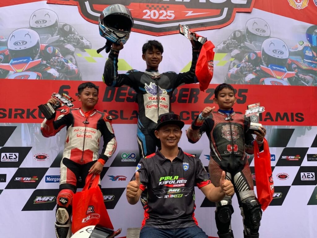 Tim Honda WH19 tampil luar biasa dengan triple podium di kelas Bebek 4T 150cc U12 Mr Pulley Open Road Race Ciamis. Simak aksi impresif para pembalap muda di lintasan.