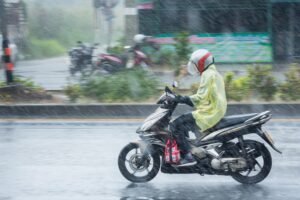 Waspada Jalan Licin! Etika Mengerem Menentukan Keselamatan Pemotor