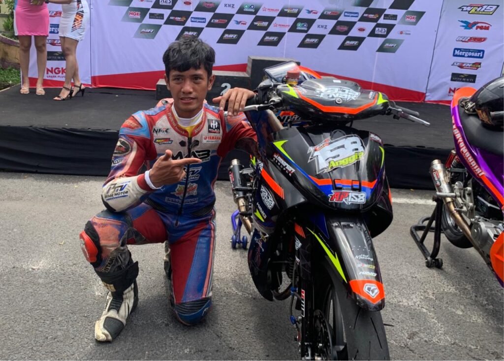 Anggi Permana bersama tim UD Mekar Sari Raja Enak Buy Racing sukses meraih juara kelas Bebek 4T 130cc di Mr Pulley Open Road Race. Simak aksi impresif dan strategi balapnya di lintasan Ciamis.