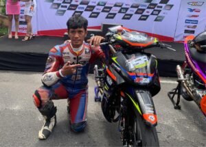 Anggi Permana bersama tim UD Mekar Sari Raja Enak Buy Racing sukses meraih juara kelas Bebek 4T 130cc di Mr Pulley Open Road Race. Simak aksi impresif dan strategi balapnya di lintasan Ciamis.