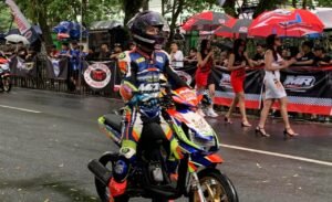 Taufik Acil tampil gemilang dan meraih juara kelas Matic 130cc Std MP7 Pemula di Mr Pulley Open Road Race Ciamis. Simak aksi impresif dan strategi balapnya di lintasan.