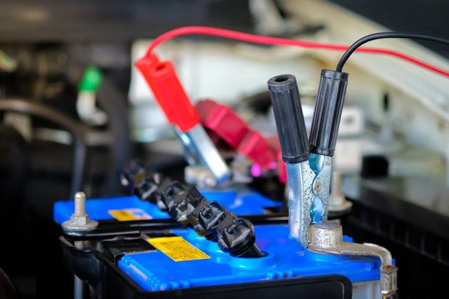 Jangan Tunggu Mogok! Ini Waktu Tepat Ngecas Ulang Aki Mobil Bekas